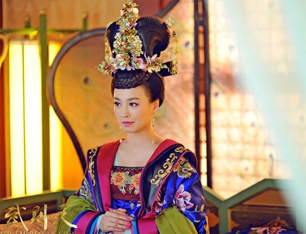 Tạo hình của người một tay cai quản lục cung, có dung mạo như hoa, đeo vàng ngọc rực rỡ như minh châu, tay áo phất như phượng múa, mỗi bước đi tựa như sen nở - Vi Quý Phi.