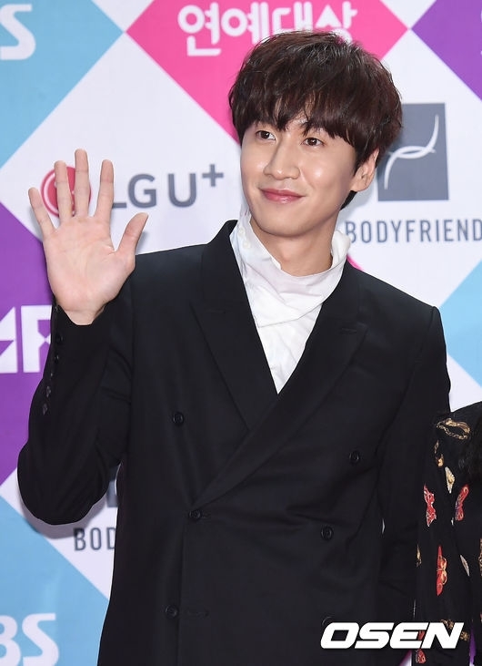 'Thánh ế' Lee Kwang Soo thực ra đã từng có bạn gái rồi đấy