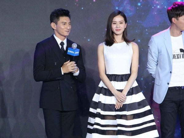 Những mỹ nhân Hoa ngữ 'tình bể bình' với bạn diễn trong họp báo