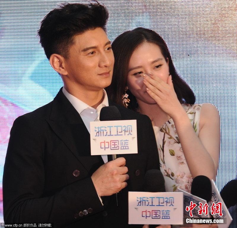Những mỹ nhân Hoa ngữ 'tình bể bình' với bạn diễn trong họp báo