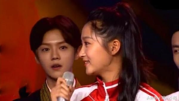 Luhan rất ra dáng bạn trai khi ở cạnh bạn gái Quan Hiểu Đồng