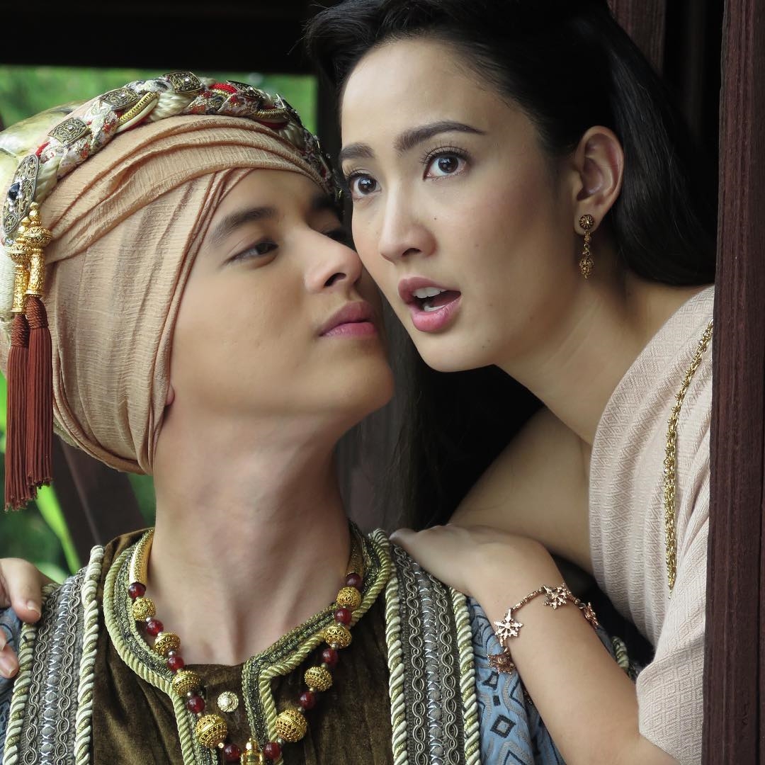 Taew Natapohn và James Jirayu nhận 'bão' bình luận vì quá giống nhau