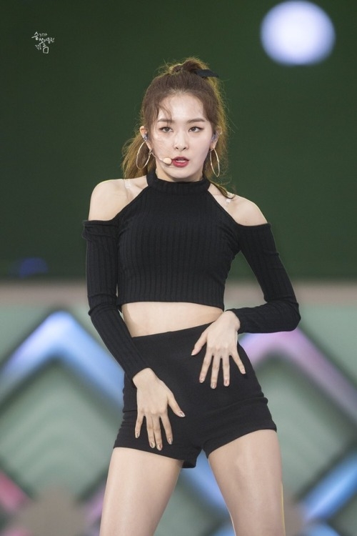 Những nữ idol cực kì hợp với trang phục màu đen