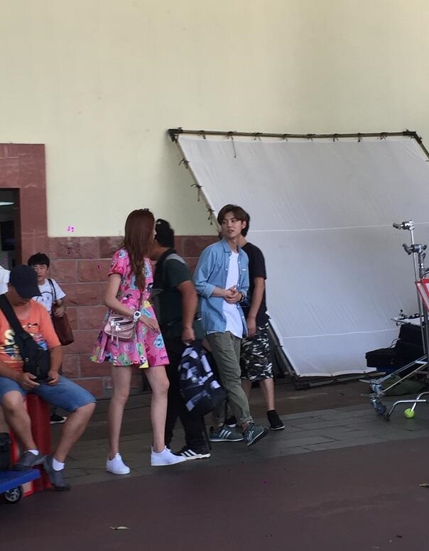 Luhan rất ra dáng bạn trai khi ở cạnh bạn gái Quan Hiểu Đồng