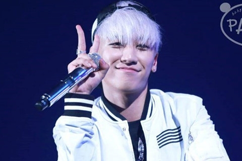 Fan tá hỏa khi Seungri khoe ảnh bán khỏa thân của một cô gái nóng bỏng