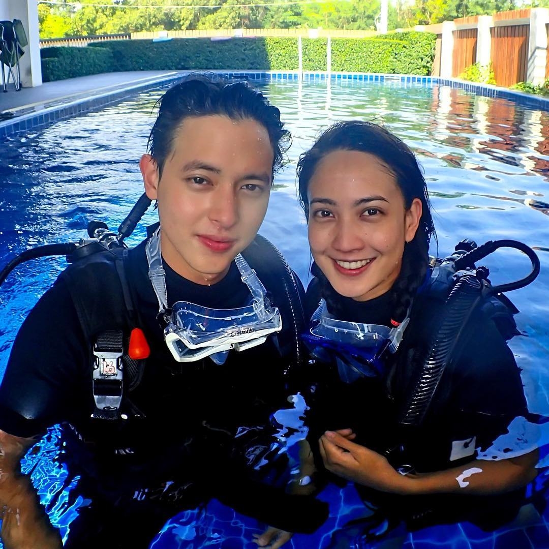 Taew Natapohn và James Jirayu nhận 'bão' bình luận vì quá giống nhau