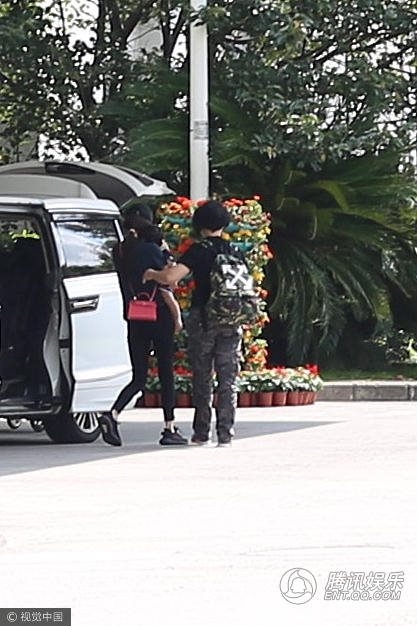 Huỳnh Hiểu Minh khoe Bọt Biển Nhỏ kỷ niệm 2 năm cưới