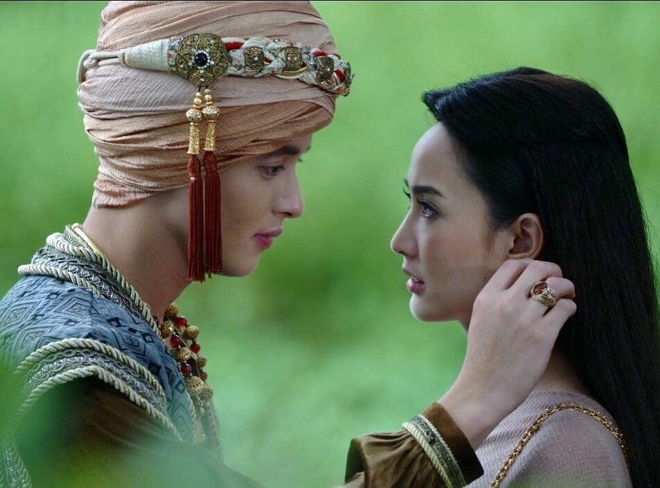 Taew Natapohn và James Jirayu nhận 'bão' bình luận vì quá giống nhau