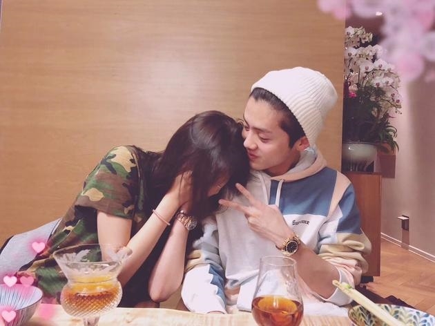 Luhan rất ra dáng bạn trai khi ở cạnh bạn gái Quan Hiểu Đồng
