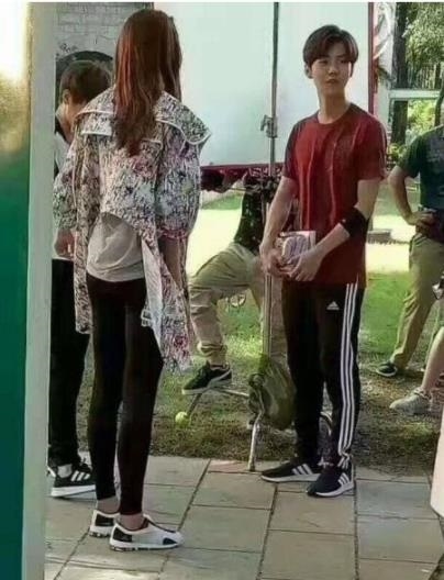 Luhan rất ra dáng bạn trai khi ở cạnh bạn gái Quan Hiểu Đồng