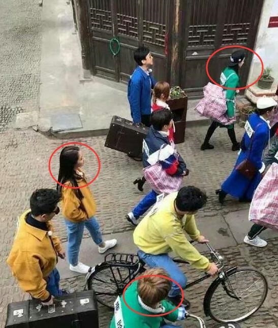 Luhan rất ra dáng bạn trai khi ở cạnh bạn gái Quan Hiểu Đồng