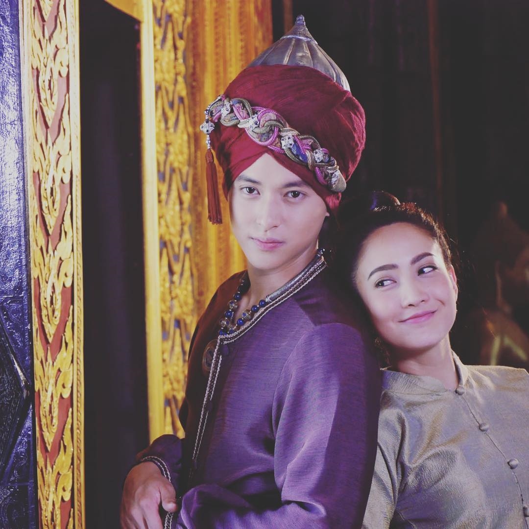 Taew Natapohn và James Jirayu nhận 'bão' bình luận vì quá giống nhau
