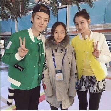 Luhan rất ra dáng bạn trai khi ở cạnh bạn gái Quan Hiểu Đồng