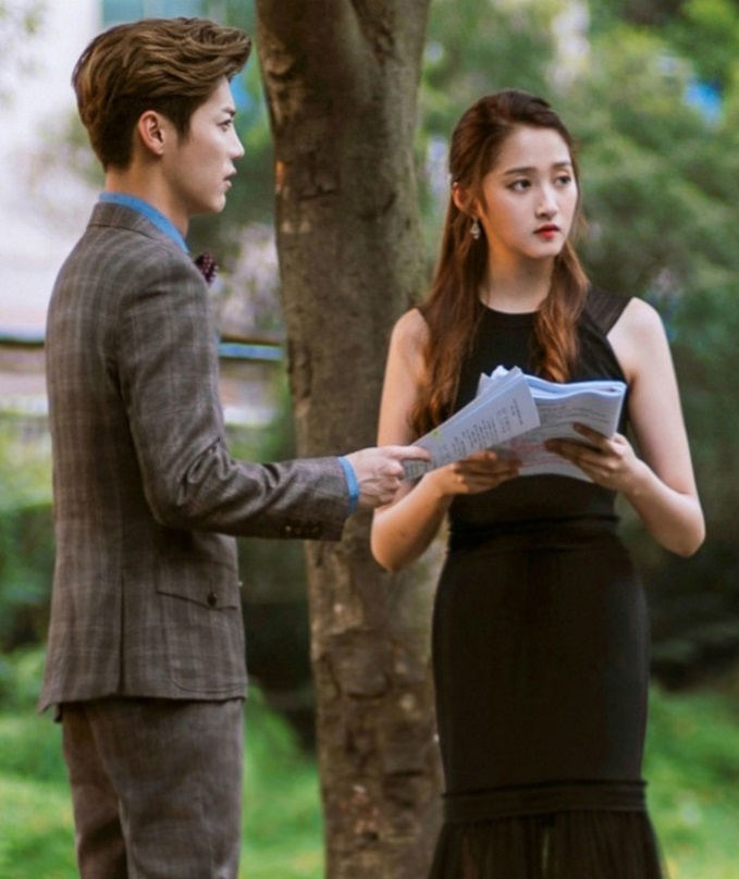 Luhan rất ra dáng bạn trai khi ở cạnh bạn gái Quan Hiểu Đồng
