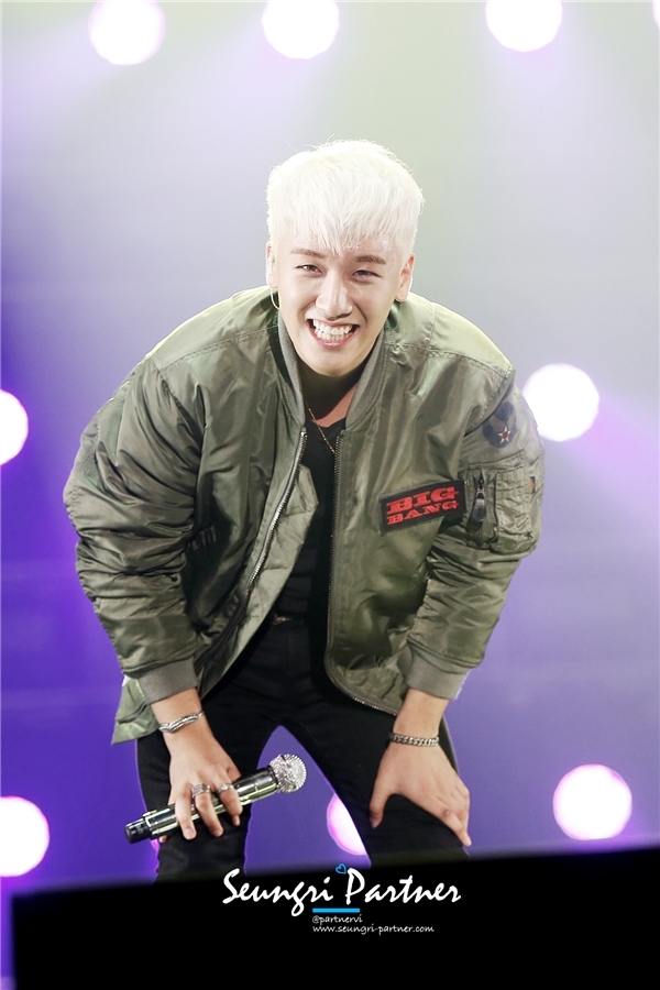 Fan tá hỏa khi Seungri khoe ảnh bán khỏa thân của một cô gái nóng bỏng