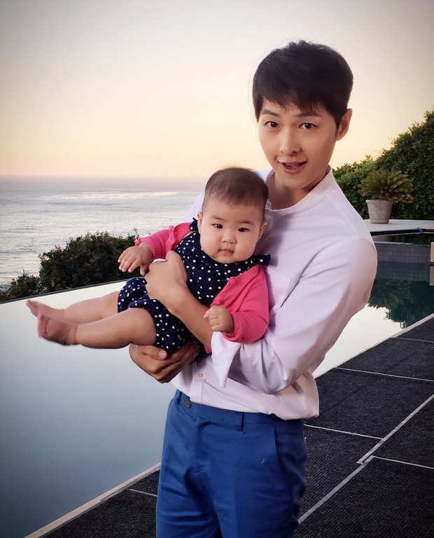 Song Joong Ki đã ra dáng ông bố lý tưởng lắm rồi, Song-Song mau có con