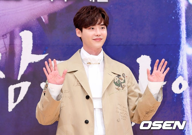Lee Jong Suk lần đầu thử ca hát khi thể hiện OST 'Khi Nàng Say Giấc'