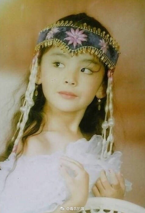 Cổ Lực Na Trát lại gây bão vì ảnh thơ ấu 'đẹp từ trong trứng nước'