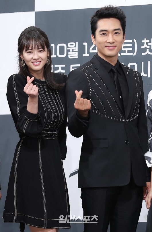 Song Seung Hun - Go Ara sóng đôi "all black" cực bảnh tại họp báo drama mới