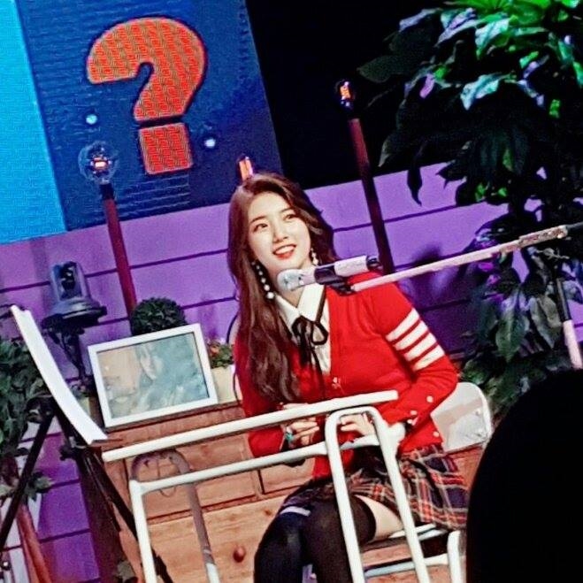 Vắng Lee Min Ho, Suzy đón tuổi mới xinh đẹp rạng ngời bên fan