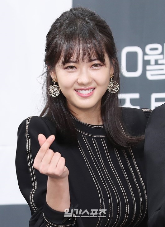 Song Seung Hun - Go Ara sóng đôi "all black" cực bảnh tại họp báo drama mới