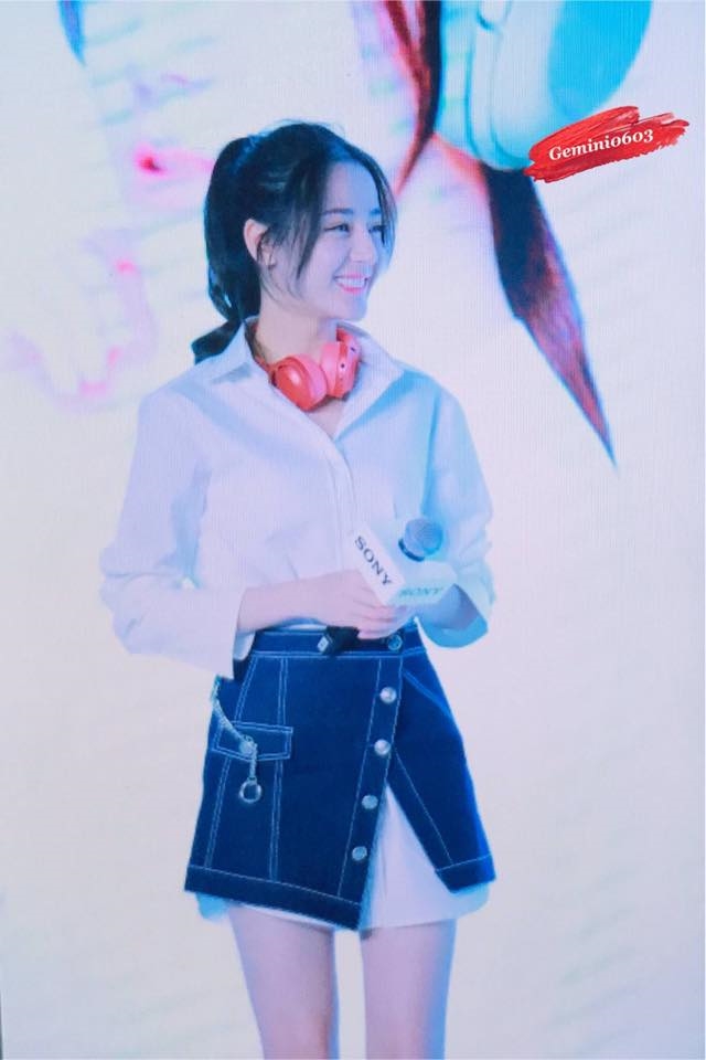 Ảnh chụp qua màn hình thì cô nàng Địch Lệ Nhiệt Ba cũng quá xinh xắn