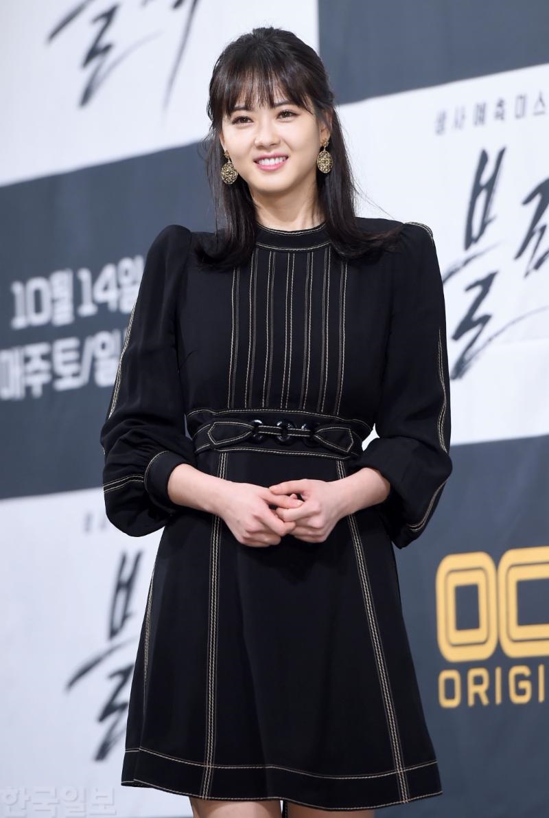 Song Seung Hun - Go Ara sóng đôi 'all black' tại họp báo drama mới