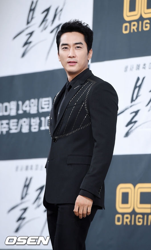 Song Seung Hun - Go Ara sóng đôi 'all black' tại họp báo drama mới
