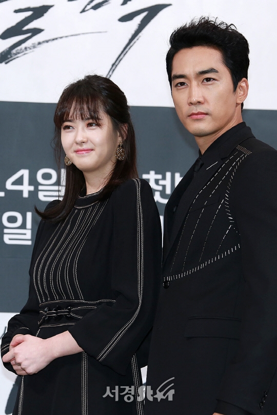 Song Seung Hun - Go Ara sóng đôi 'all black' tại họp báo drama mới