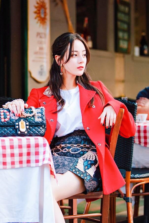 Ảnh chụp qua màn hình thì cô nàng Địch Lệ Nhiệt Ba cũng quá xinh xắn