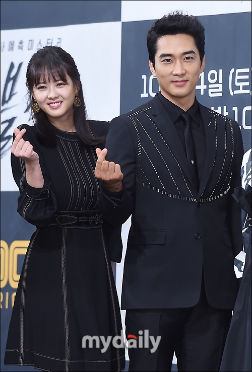 Song Seung Hun - Go Ara sóng đôi 'all black' tại họp báo drama mới