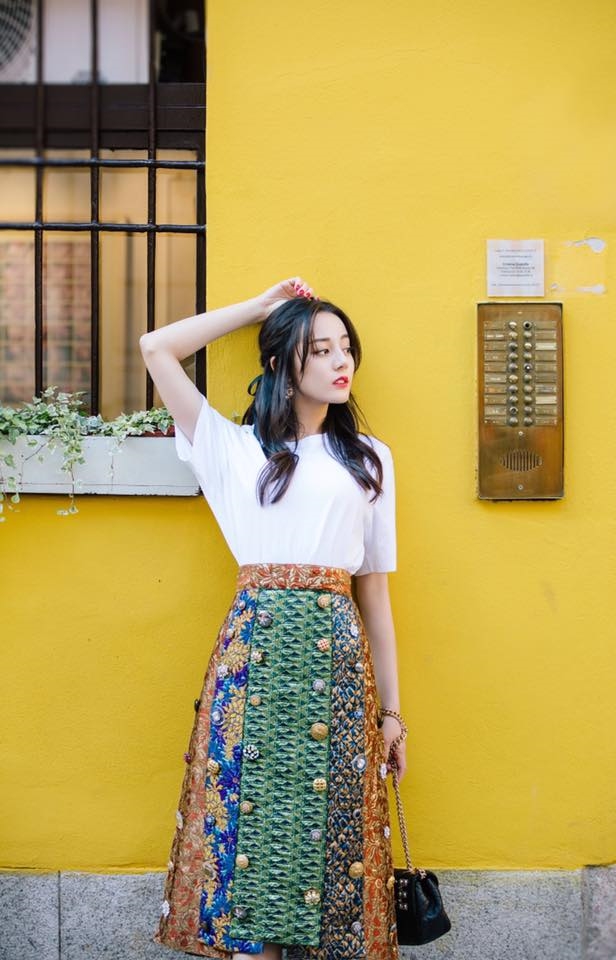 Ảnh chụp qua màn hình thì cô nàng Địch Lệ Nhiệt Ba cũng quá xinh xắn