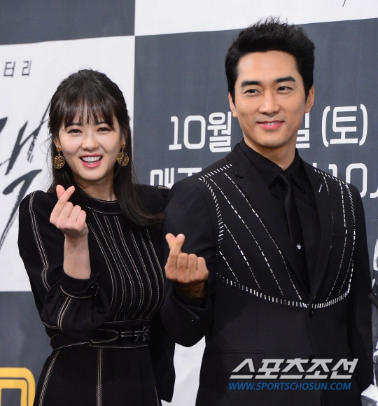 Song Seung Hun - Go Ara sóng đôi 'all black' tại họp báo drama mới