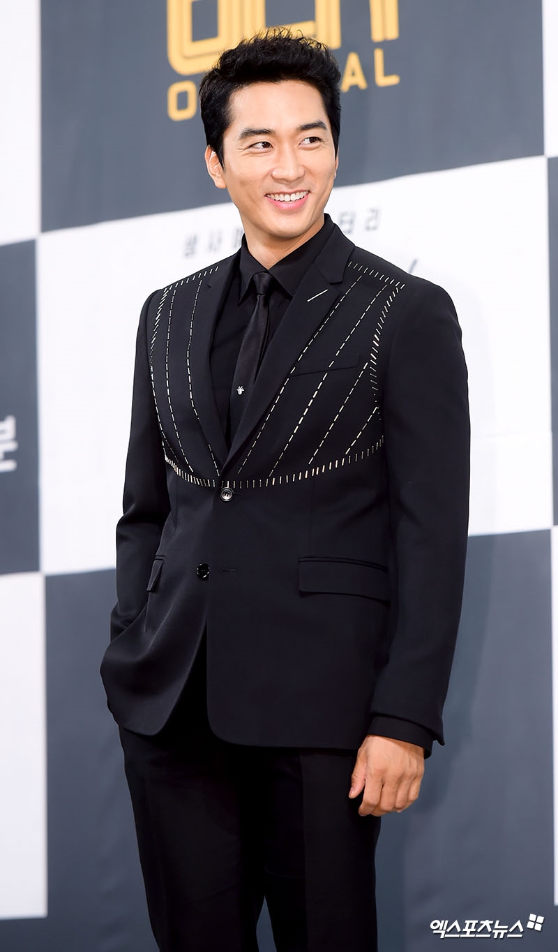 Song Seung Hun - Go Ara sóng đôi 'all black' tại họp báo drama mới
