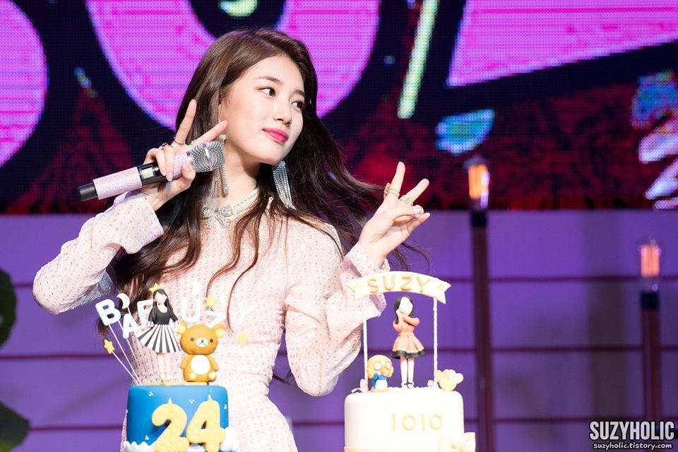 Vắng Lee Min Ho, Suzy đón tuổi mới xinh đẹp rạng ngời bên fan