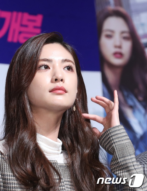 Hyun Bin gây sốc với râu ria xồm xoàm, Nana xinh đẹp không góc chết