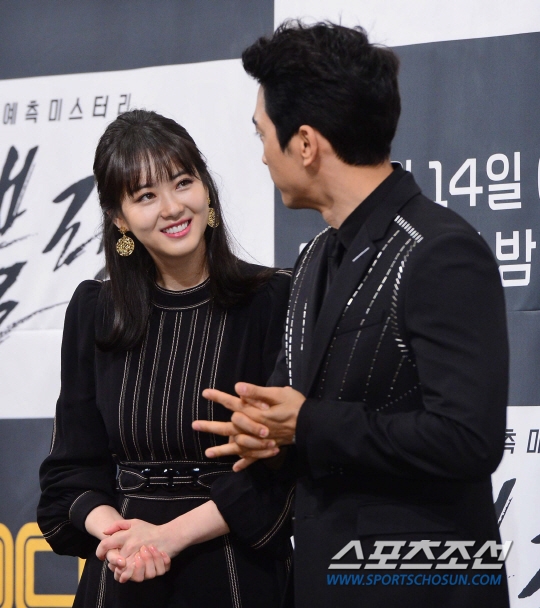 Song Seung Hun - Go Ara sóng đôi 'all black' tại họp báo drama mới