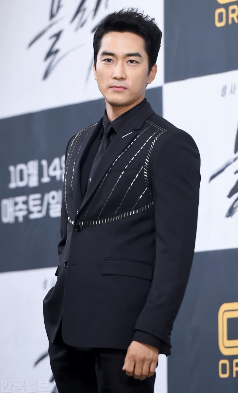 Song Seung Hun - Go Ara sóng đôi 'all black' tại họp báo drama mới