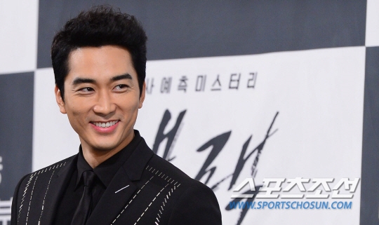 Song Seung Hun - Go Ara sóng đôi 'all black' tại họp báo drama mới