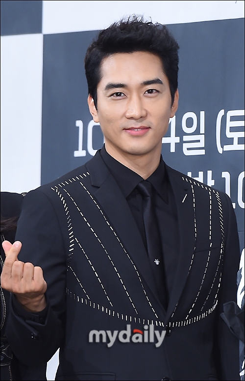 Song Seung Hun - Go Ara sóng đôi 'all black' tại họp báo drama mới