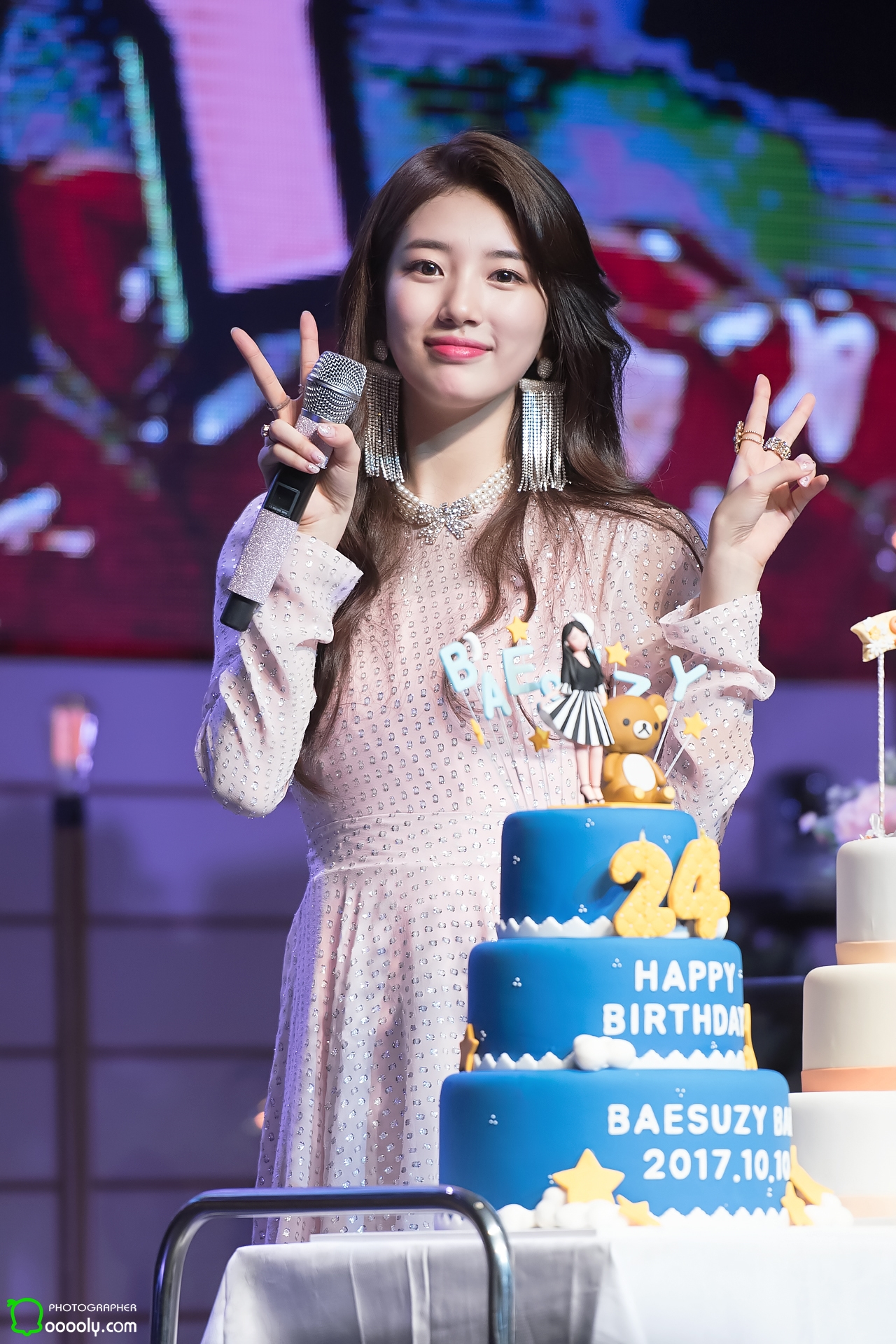 Vắng Lee Min Ho, Suzy đón tuổi mới xinh đẹp rạng ngời bên fan
