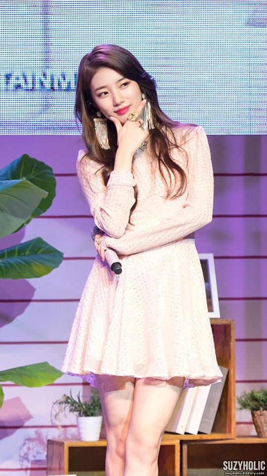Vắng Lee Min Ho, Suzy đón tuổi mới xinh đẹp rạng ngời bên fan