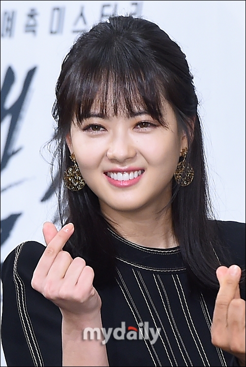 Song Seung Hun - Go Ara sóng đôi 'all black' tại họp báo drama mới