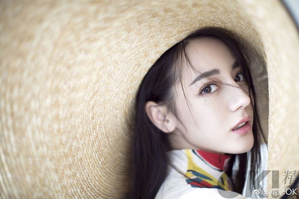 Ảnh chụp qua màn hình thì cô nàng Địch Lệ Nhiệt Ba cũng quá xinh xắn