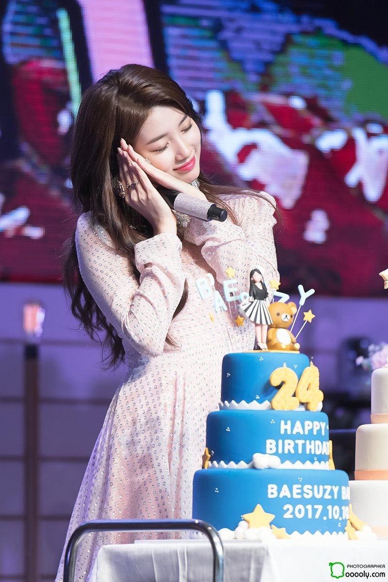 Vắng Lee Min Ho, Suzy đón tuổi mới xinh đẹp rạng ngời bên fan