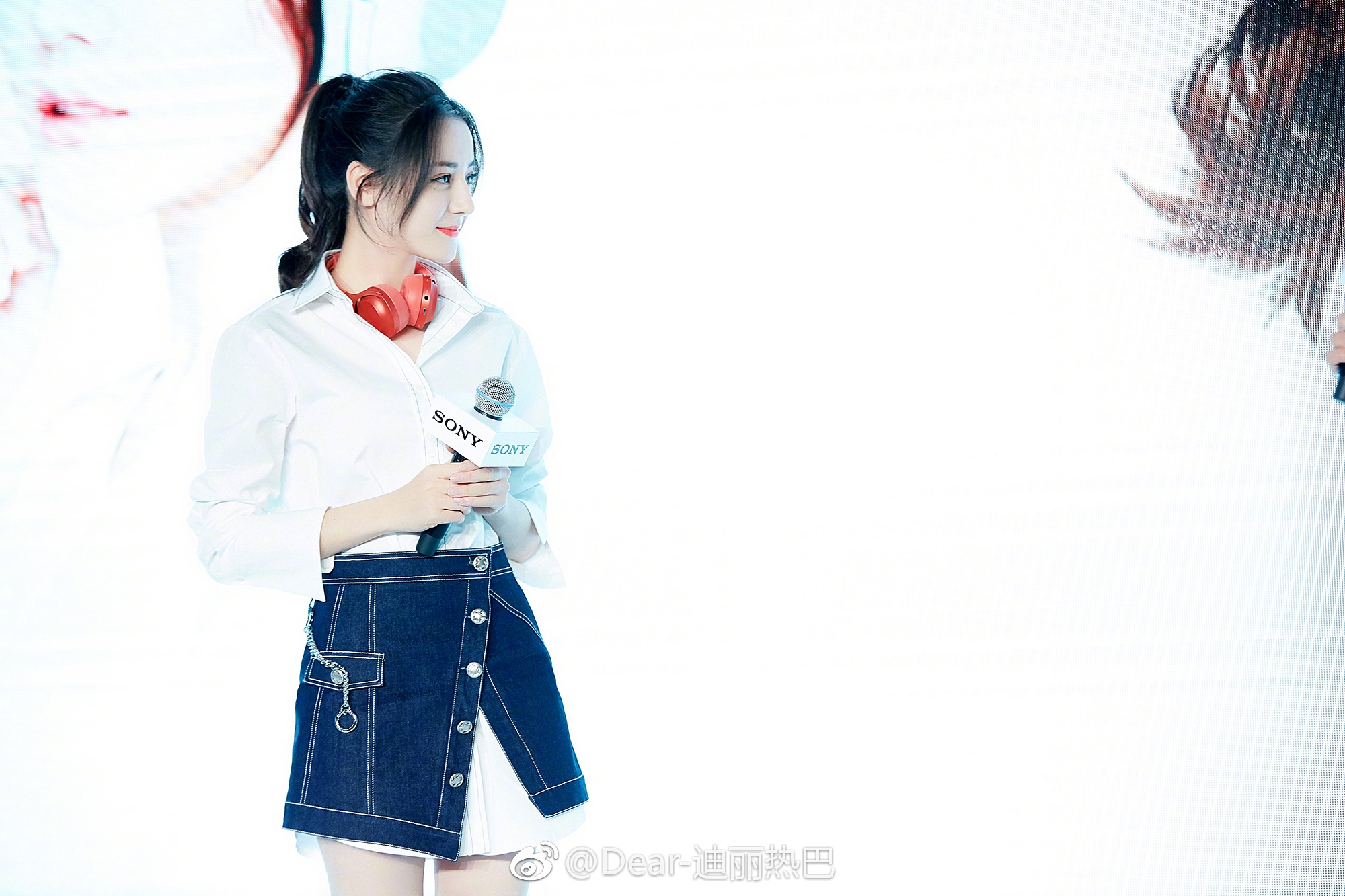 Ảnh chụp qua màn hình thì cô nàng Địch Lệ Nhiệt Ba cũng quá xinh xắn