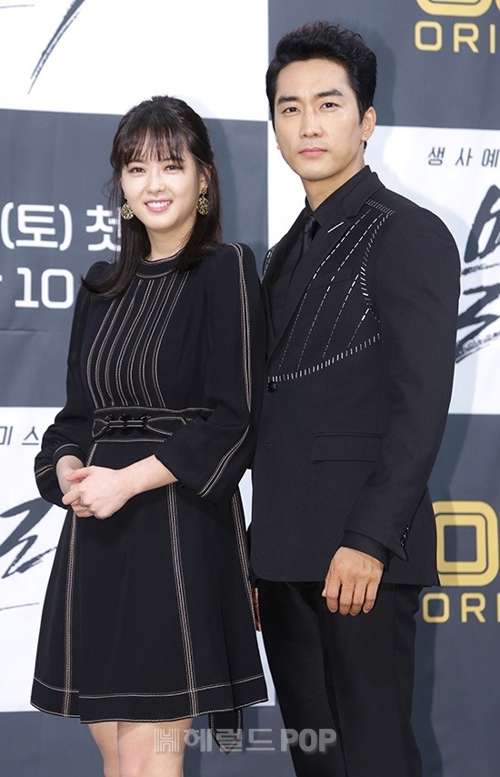 Song Seung Hun - Go Ara sóng đôi 'all black' tại họp báo drama mới