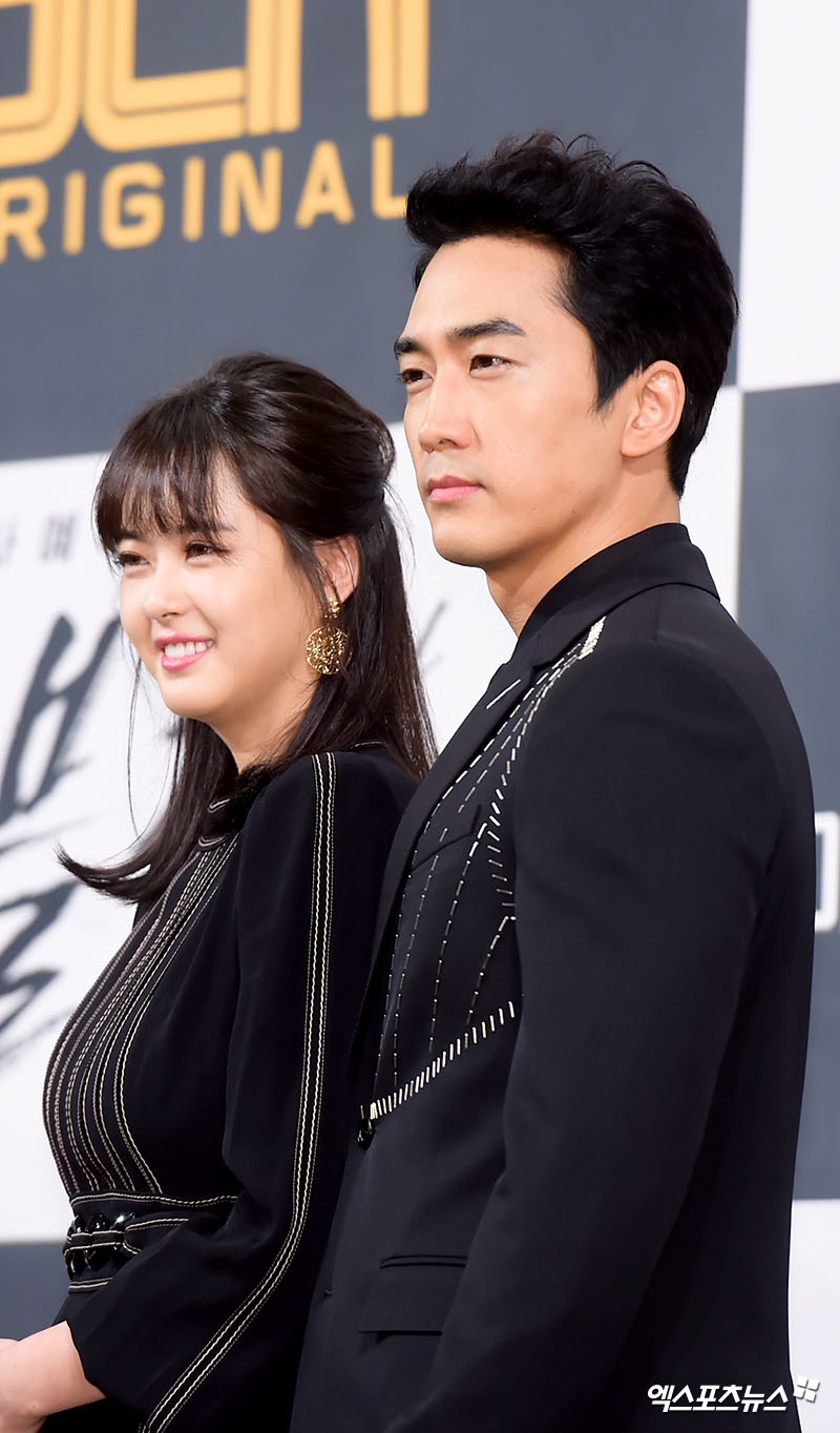 Song Seung Hun - Go Ara sóng đôi 'all black' tại họp báo drama mới