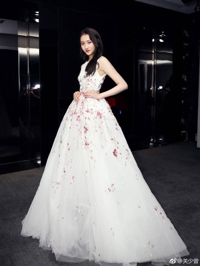 Nhan sắc xinh đẹp và vẻ tươi trẻ của cô nàng Quan Hiểu Đồng
