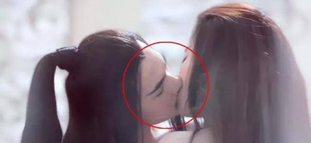 Suy sụp trước những màn hôn "thảm họa" trên màn ảnh Hoa ngữ